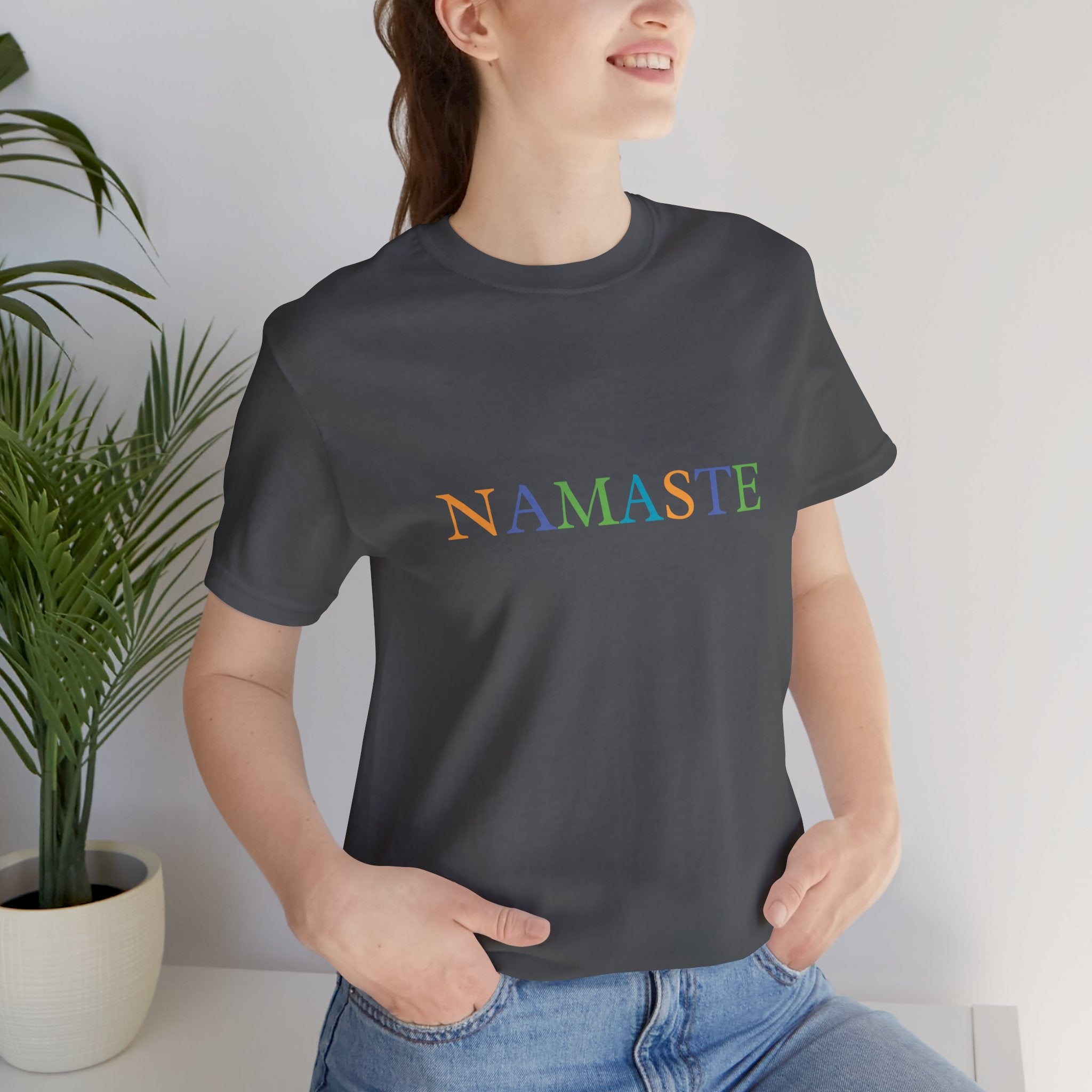 Tramunquiero NAMASTE यूनिसेक्स टी-शर्ट राउंड नेकलाइन के साथ