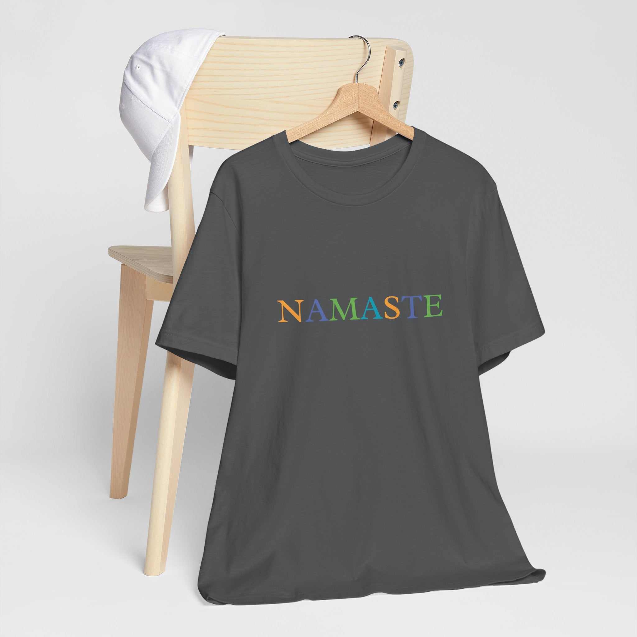 Tramunquiero NAMASTE यूनिसेक्स टी-शर्ट राउंड नेकलाइन के साथ