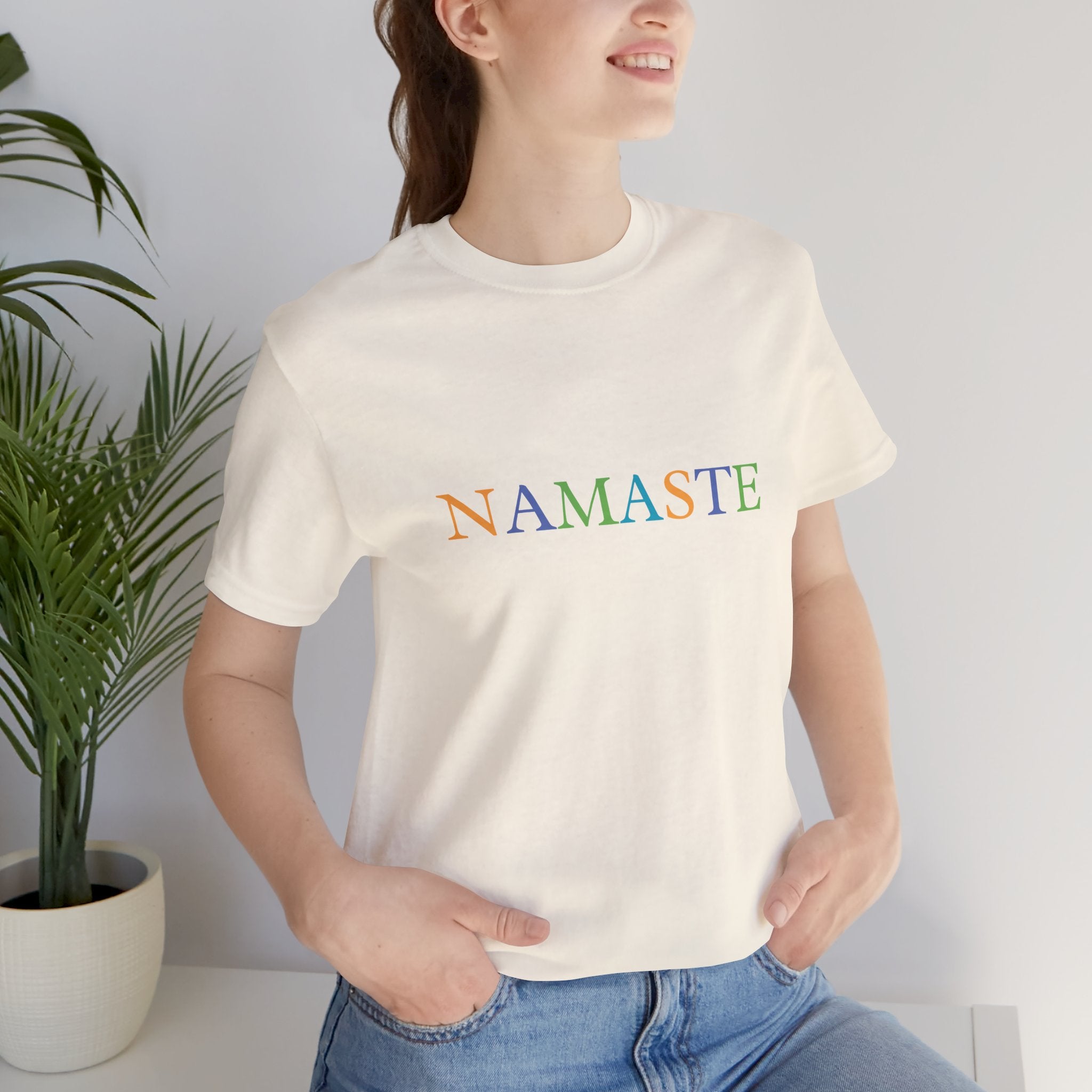 Tramunquiero NAMASTE यूनिसेक्स टी-शर्ट राउंड नेकलाइन के साथ