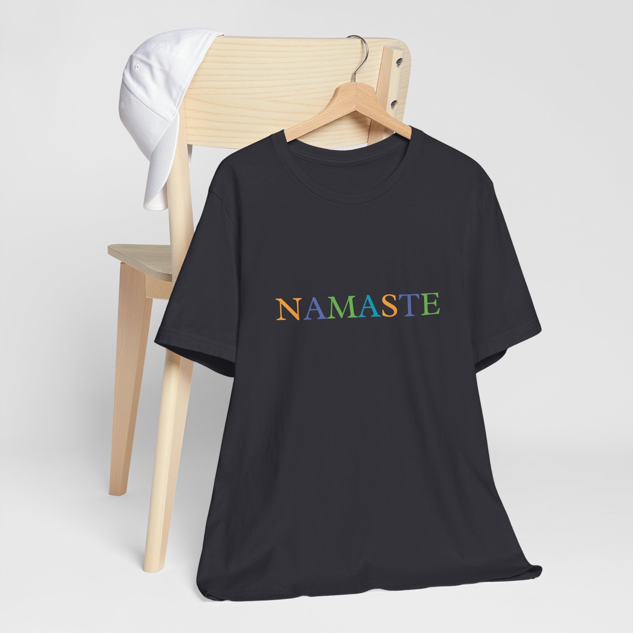 Tramunquiero NAMASTE यूनिसेक्स टी-शर्ट राउंड नेकलाइन के साथ