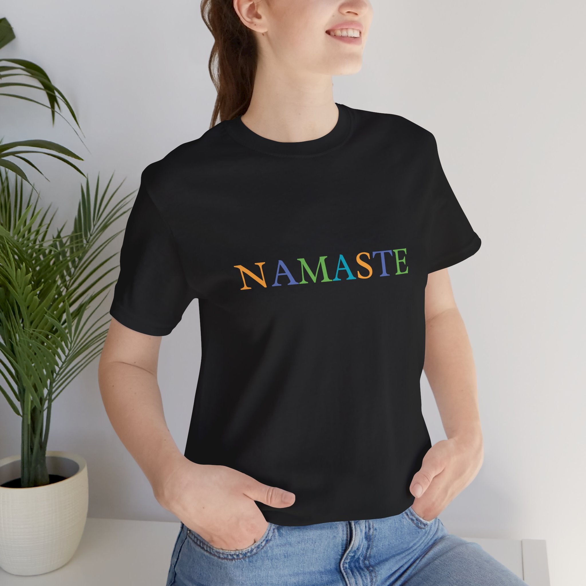 Tramunquiero NAMASTE यूनिसेक्स टी-शर्ट राउंड नेकलाइन के साथ