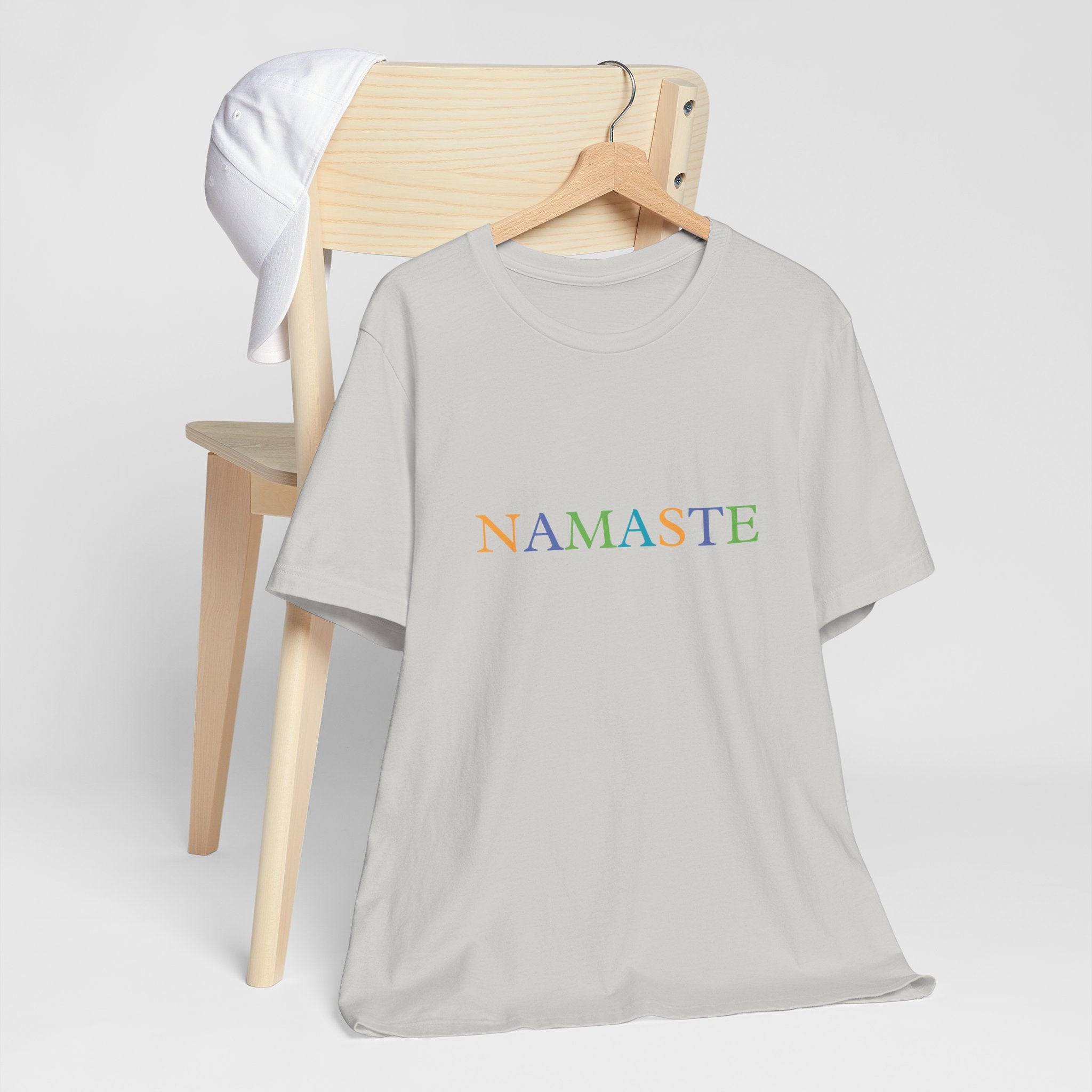 Tramunquiero NAMASTE यूनिसेक्स टी-शर्ट राउंड नेकलाइन के साथ